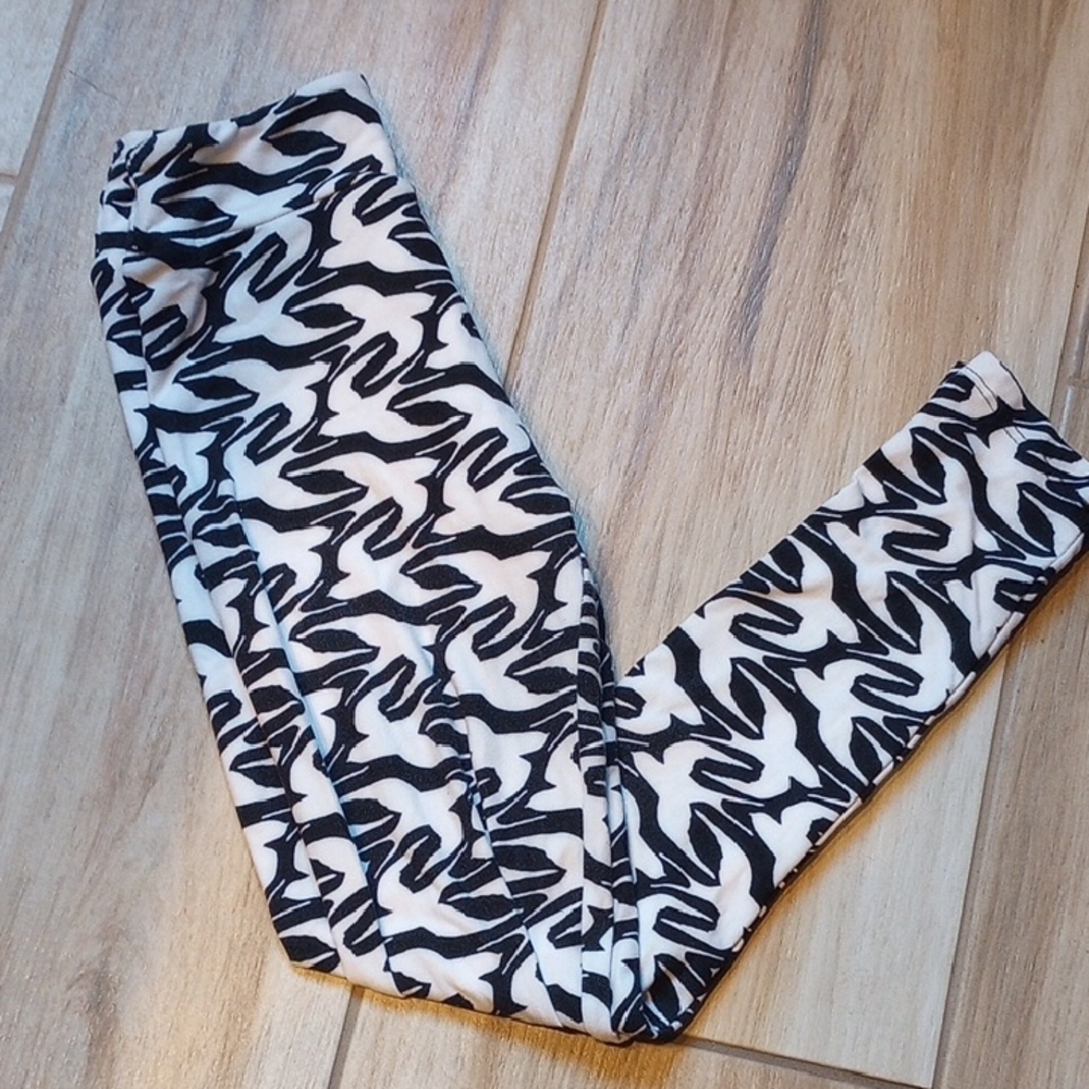 LuLaRoe Black and White Swallows Patterned Leggings TWEEN